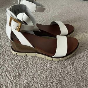 Mia sandals